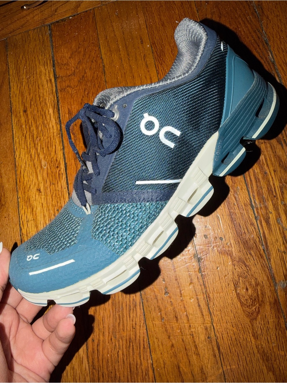 Women’s on cloud flyer size 6 1/2